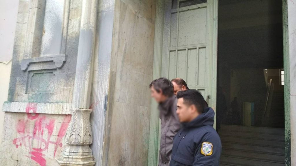 «Τον έπιασα από το κεφάλι με λαβή και του έκλεισα το στόμα με τα χέρια»: Σοκάρει η ομολογία του 34χρονου πατροκτόνου του Ηρακλείου